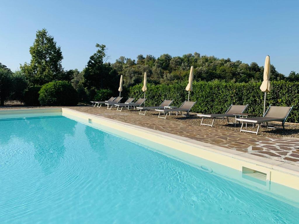 Bazén v ubytování Tenuta Montemassi Podere Montauzzo nebo v jeho okolí