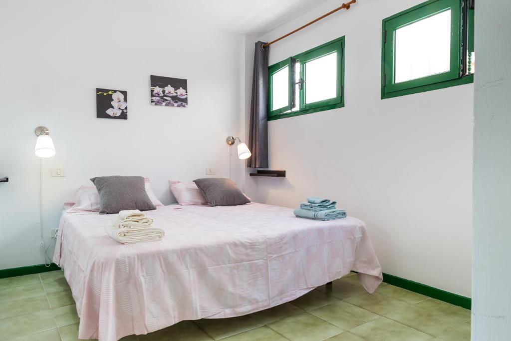 A bed or beds in a room at Ílios de Mogán