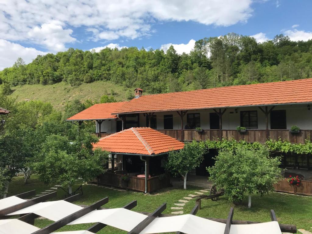 een huis met een oranje dak op een erf bij Konak Tosa in Poganovo