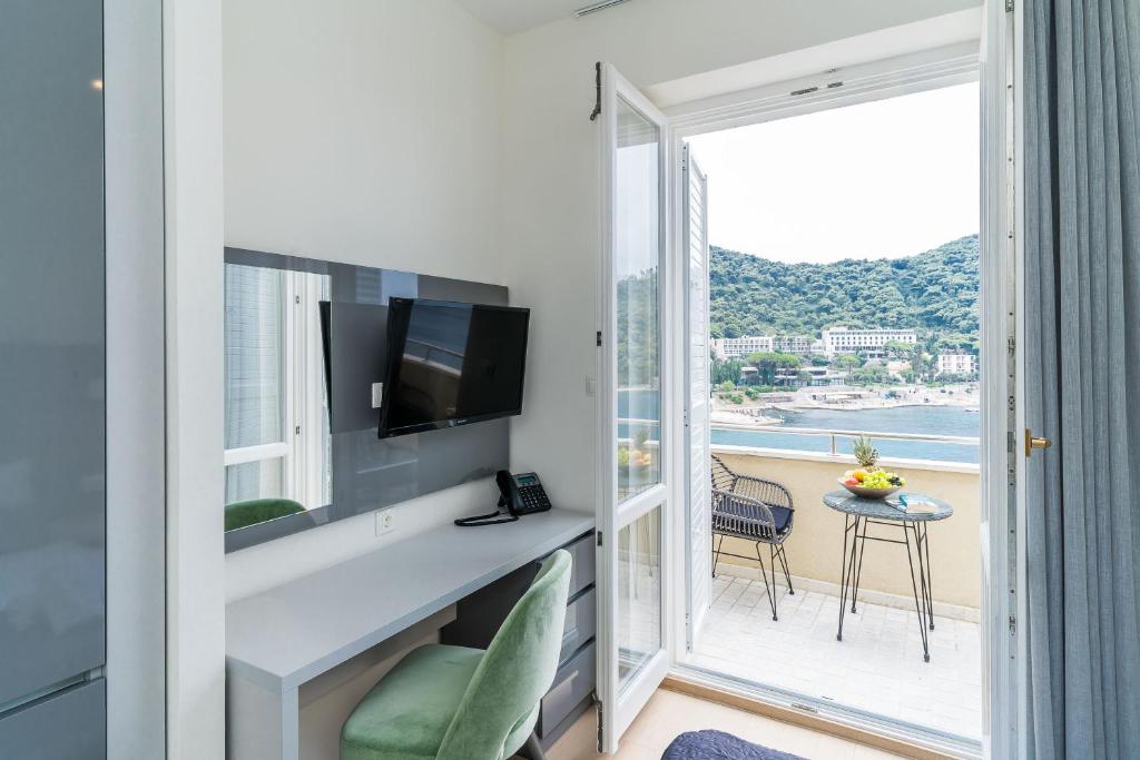 Nespecifikovaný výhled na hory nebo výhled na hory při pohledu z hotelu