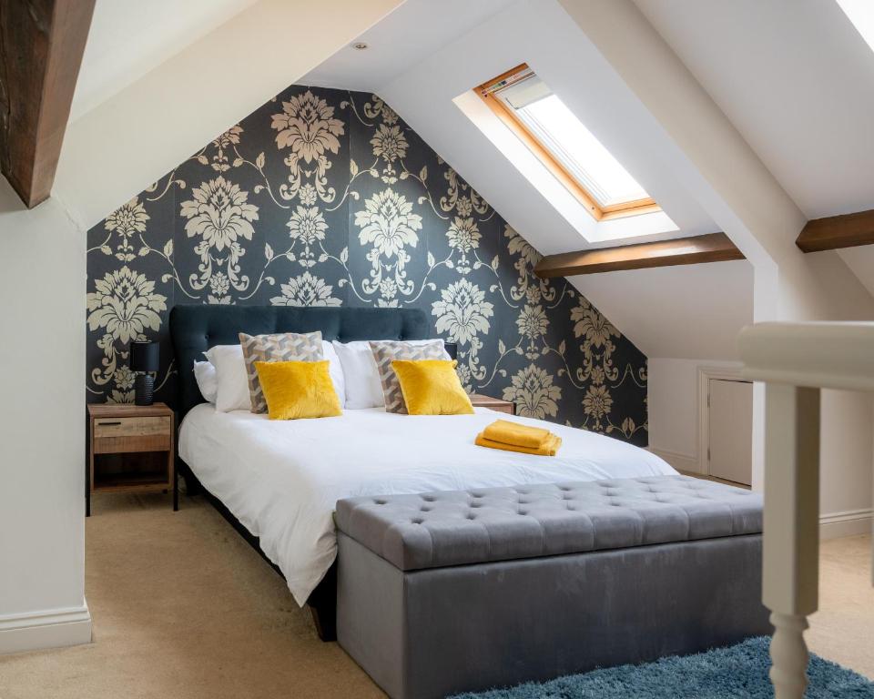 sypialnia z dużym łóżkiem z żółtymi poduszkami w obiekcie Eastside View Apartment w mieście Whitby