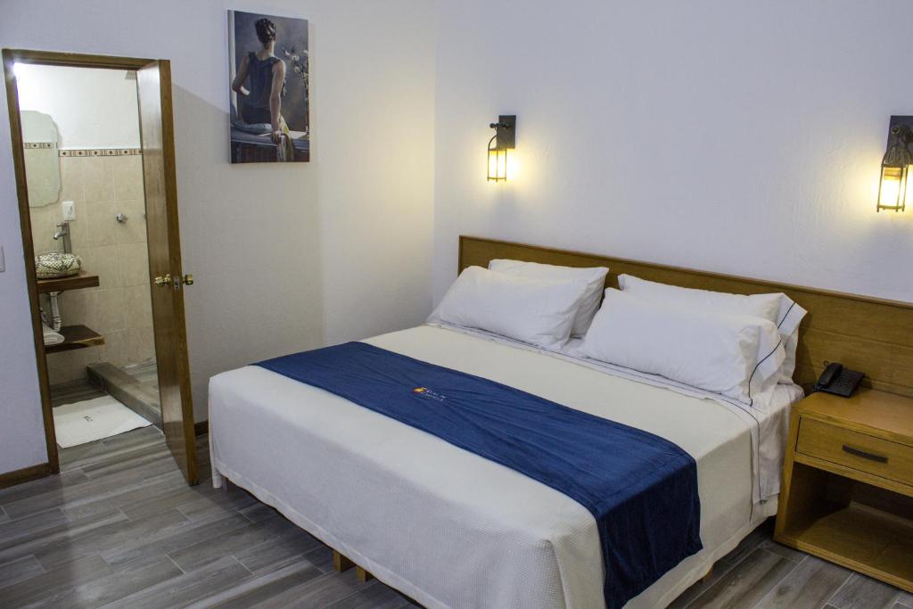 Postel nebo postele na pokoji v ubytování Hotel Real de Castilla Colonial
