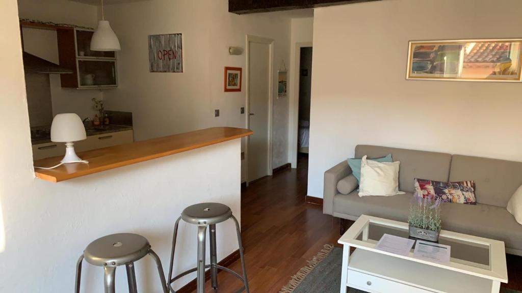 un salon avec un canapé et une table dans l'établissement 3 pièces Haut De Gamme Suquet Cannes, à Cannes