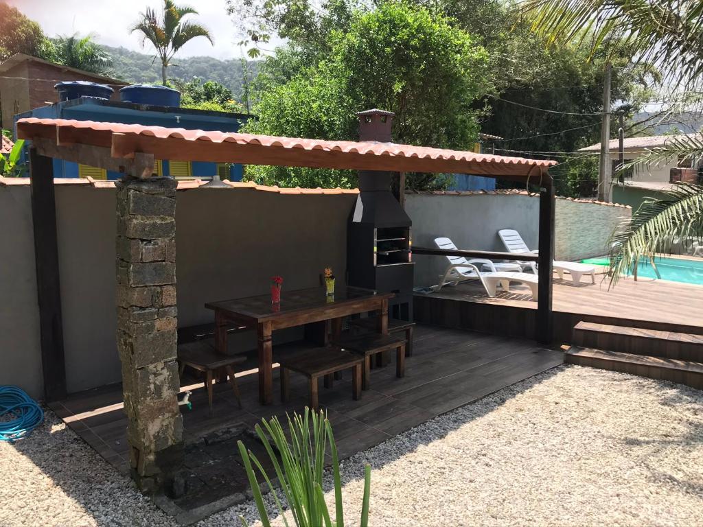  Casa com piscina itamambuca