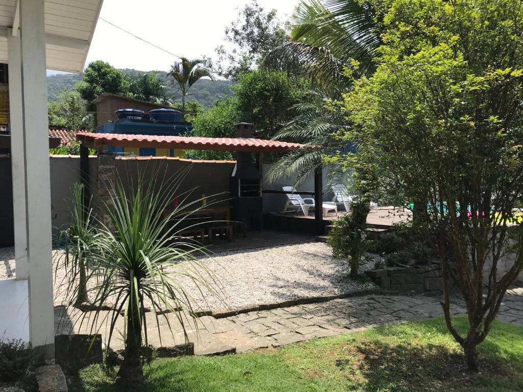  Casa com piscina itamambuca