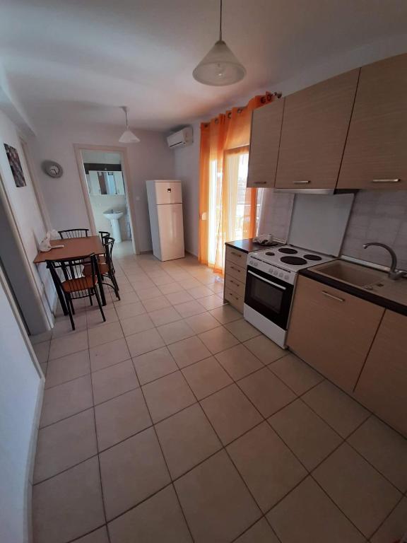Kuchyň nebo kuchyňský kout v ubytování KALLIÁNI HOUSE vila kiki