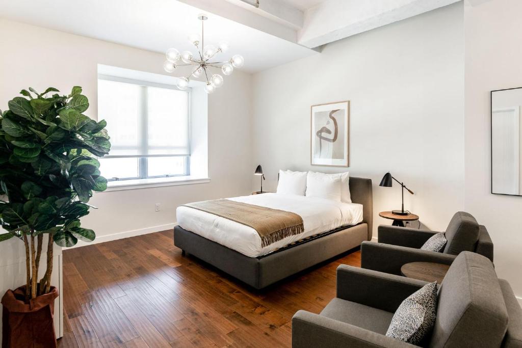 um quarto com uma cama e um sofá em Kislak 405 Luxurious 1BR Retreat Above the City em Newark