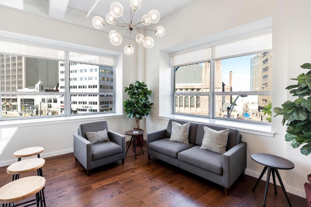 Imagen de la galería de Kislak 407 Stunning 2BR Corner Apt Retreat Above the City, en Newark