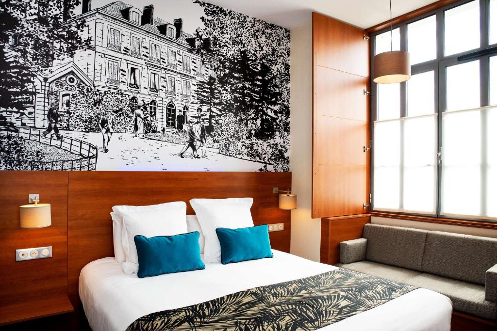 Säng eller sängar i ett rum på Best Western Plus Hôtel Colbert