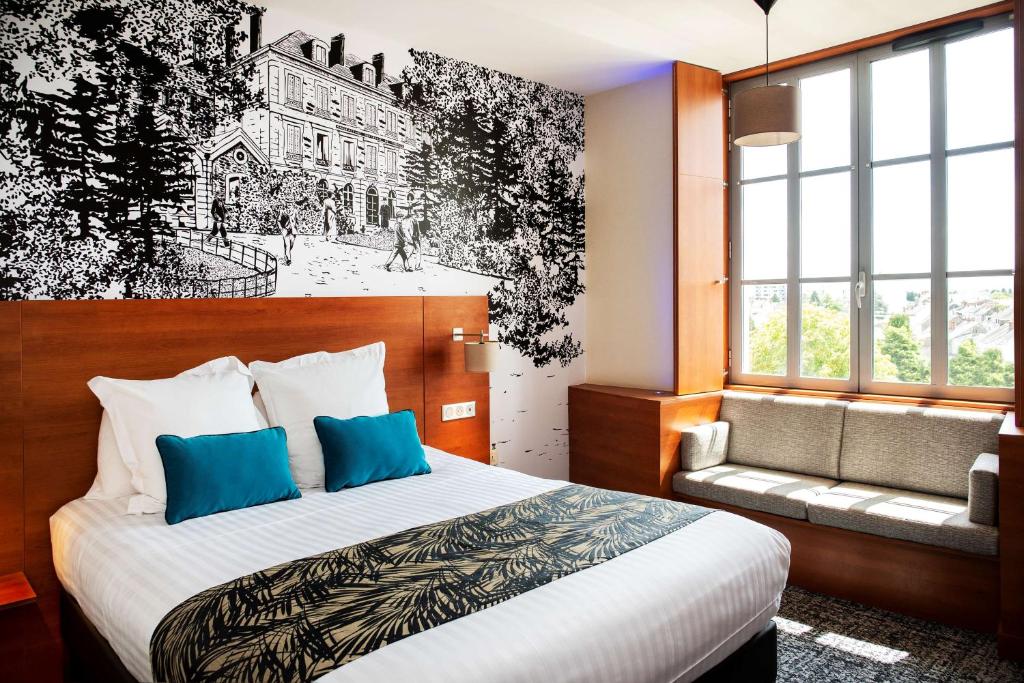 ein Hotelzimmer mit einem Bett und einem Fenster in der Unterkunft Best Western Plus Hôtel Colbert in Châteauroux