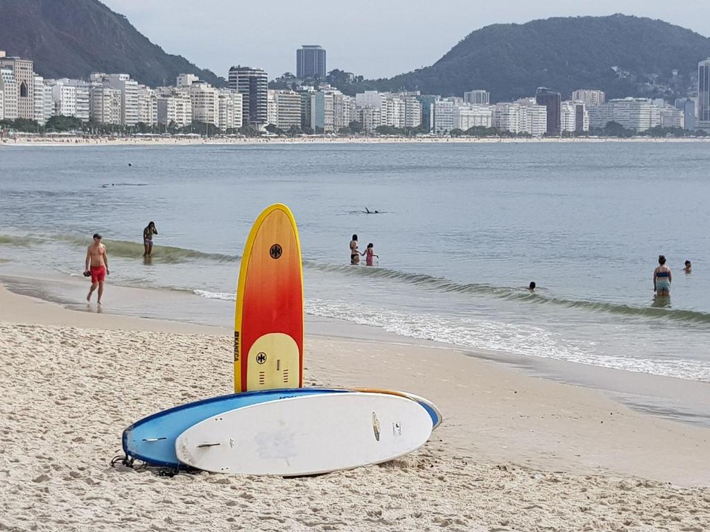  Amplo Apartamento com Piscina e Garagem
