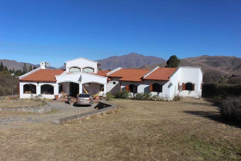 ein Haus mit einem davor geparkt in der Unterkunft Casa Tafi del Valle in Tafí del Valle