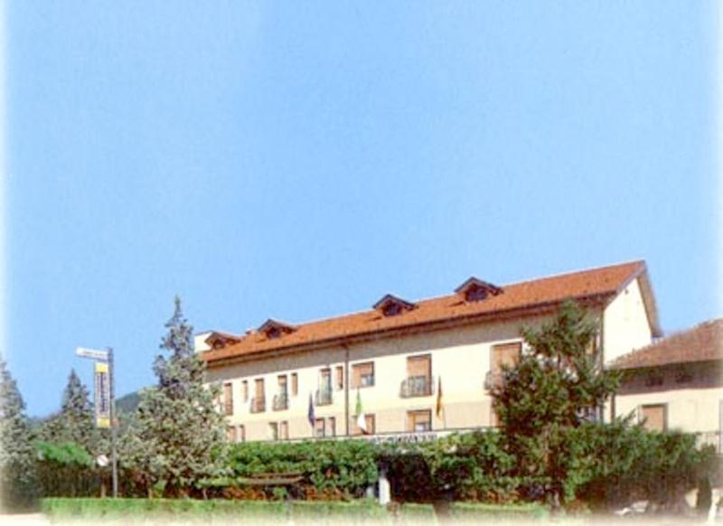 een groot wit gebouw met een rood dak bij Ristorante Albergo da Giovanni in Carvico