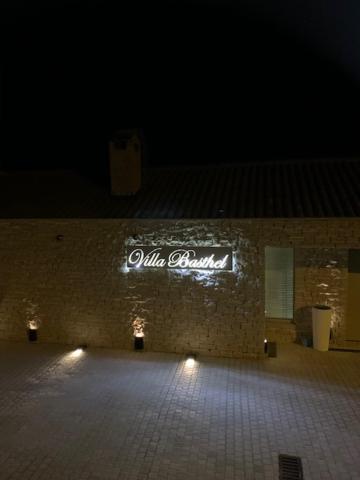Fotografia z galérie ubytovania Villa Basthel direct aan zee ,verwarmd zwembad en sauna v destinácii Barić Draga