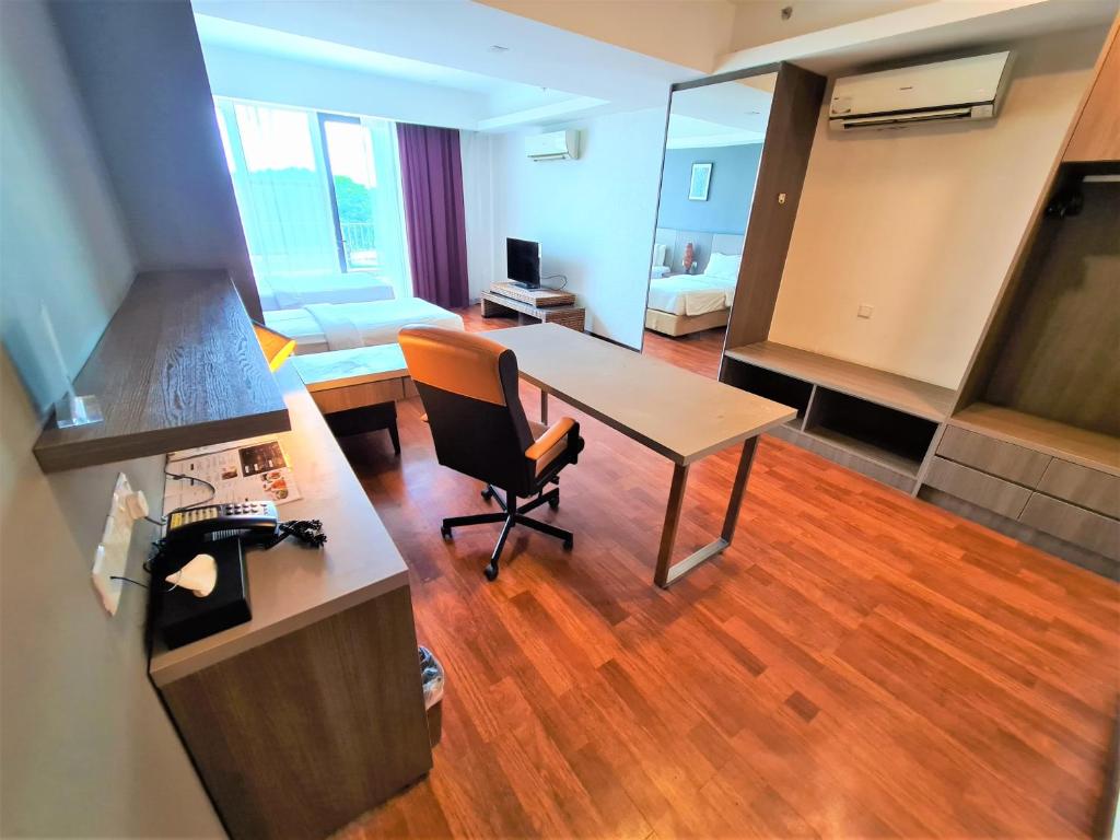 TV a/nebo společenská místnost v ubytování Nexus Business Suite Hotel