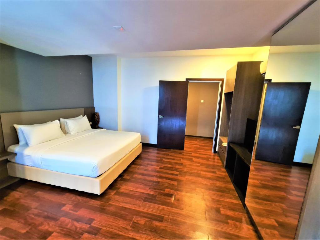 Postel nebo postele na pokoji v ubytování Nexus Business Suite Hotel