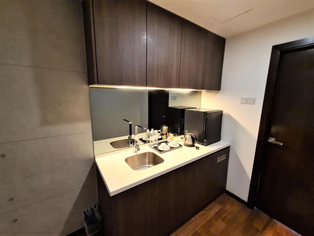 Kuchyň nebo kuchyňský kout v ubytování Nexus Business Suite Hotel