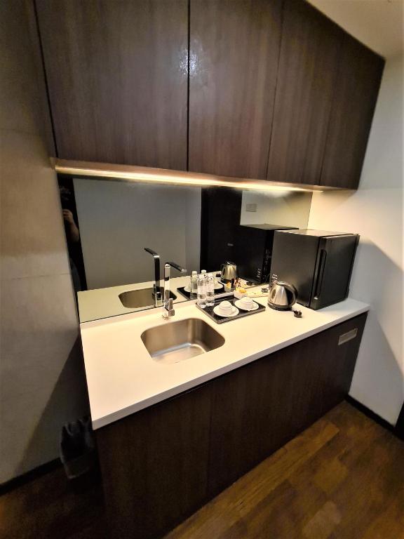 Kuchyň nebo kuchyňský kout v ubytování Nexus Business Suite Hotel