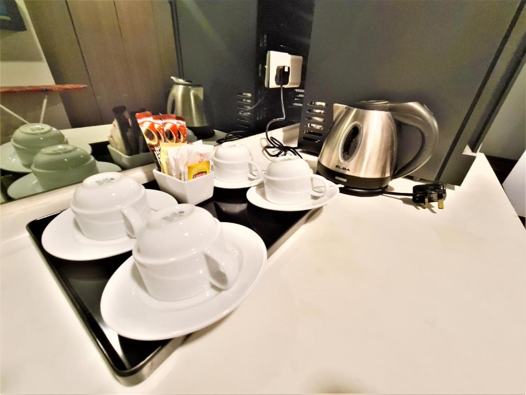 Příslušenství pro přípravu čaje a kávy v ubytování Nexus Business Suite Hotel