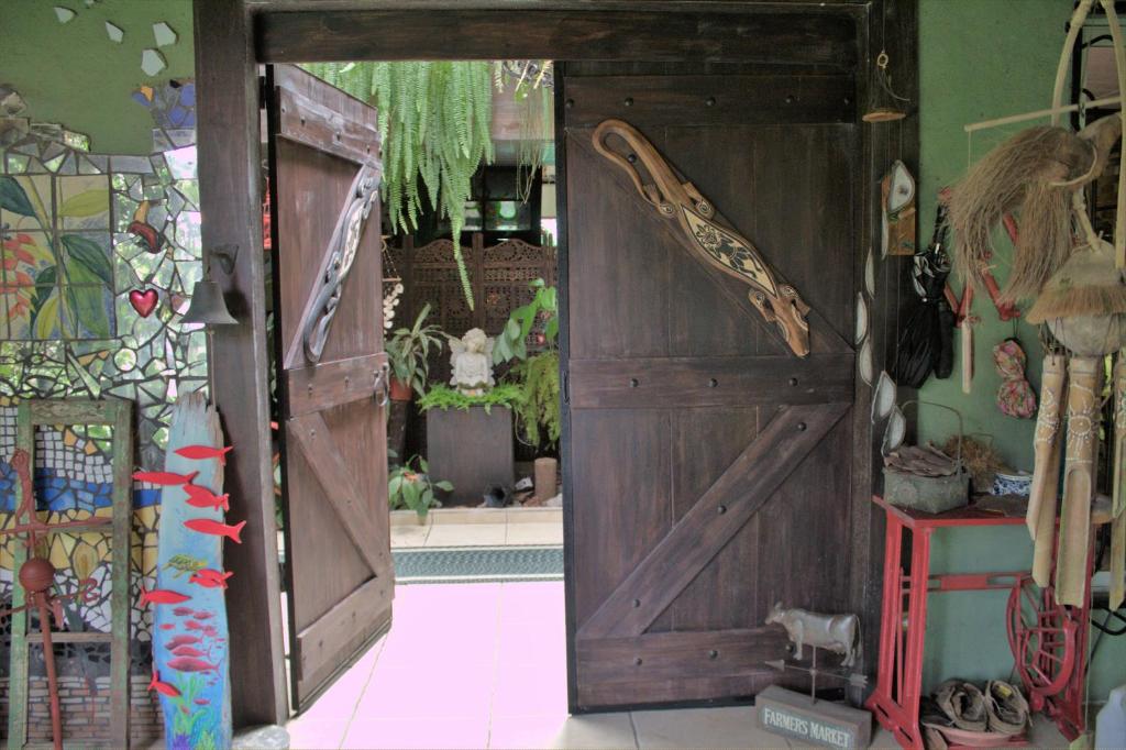 una puerta de madera abierta en una habitación con ventana en Salamandra Costa Rica, en Jiménez