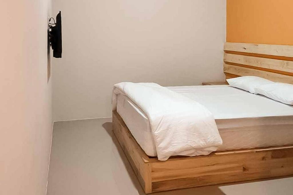 Postel nebo postele na pokoji v ubytování RedDoorz Syariah @ Haurgeulis