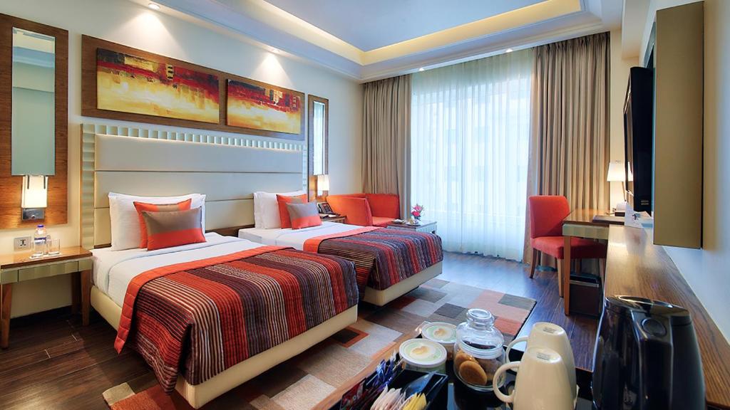 Postel nebo postele na pokoji v ubytování Ramada Gurgaon Central