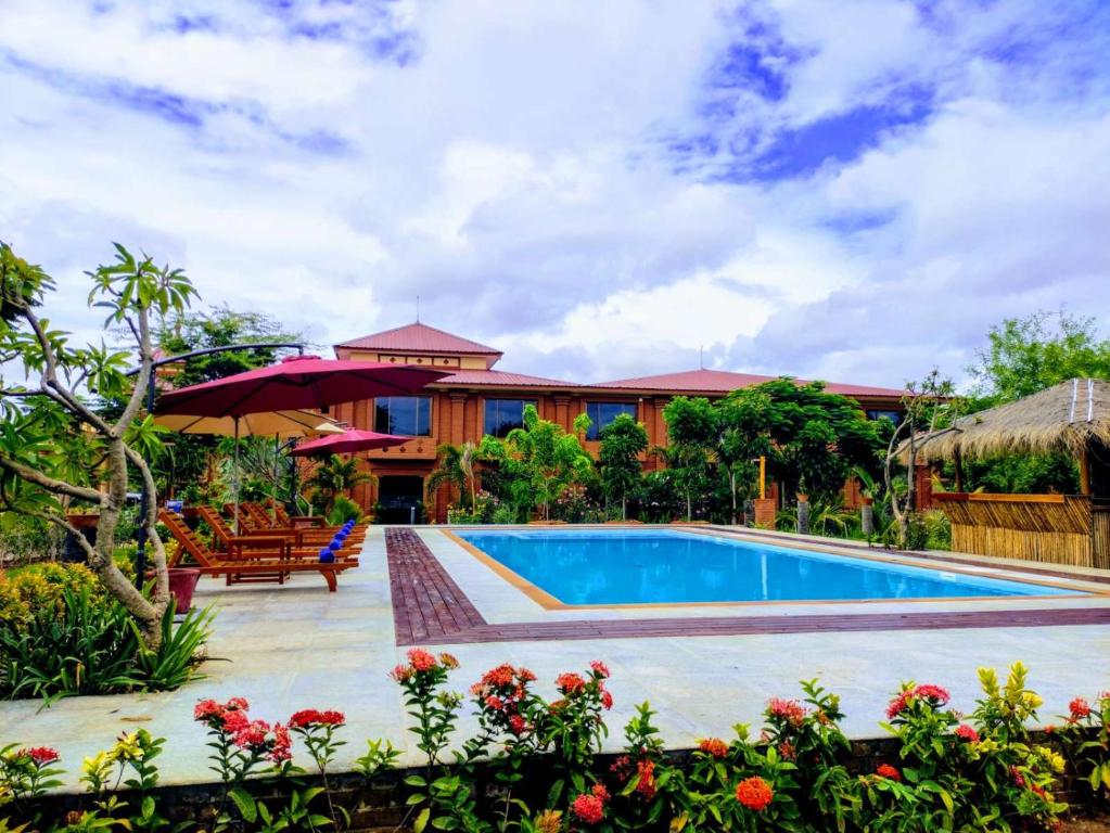 Bazén v ubytování Acacia Hotel Bagan nebo v jeho okolí