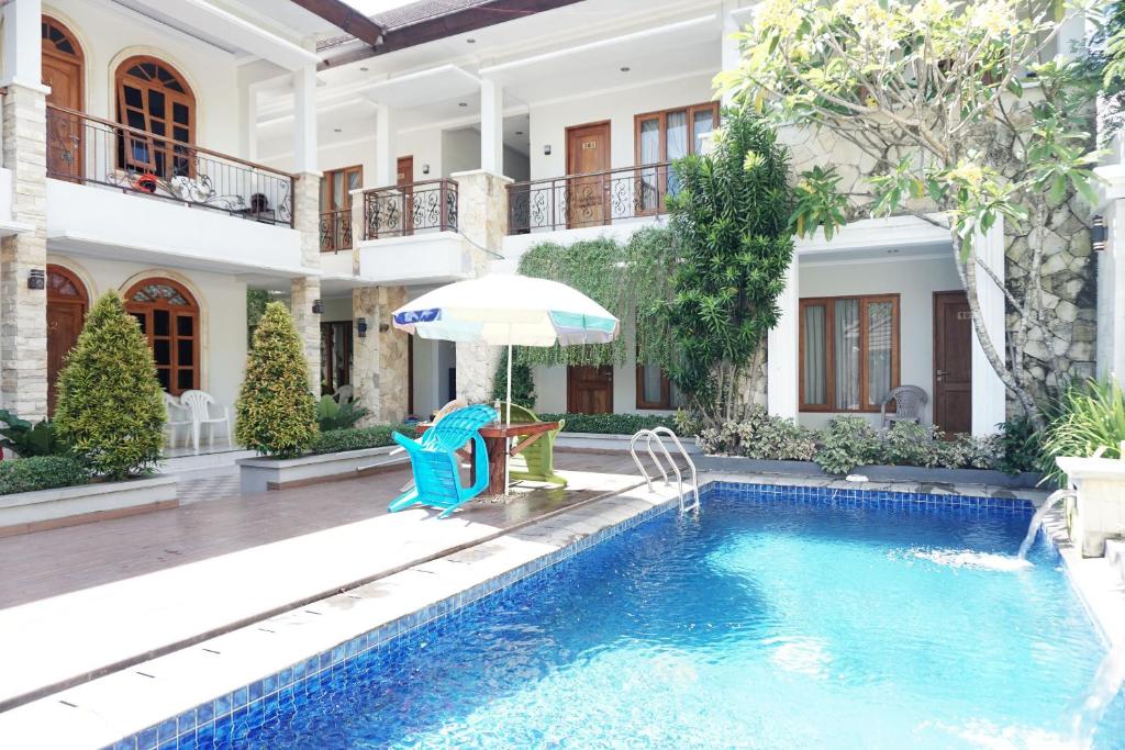 Casa con piscina y sombrilla en Collection O 3945 Bale Tardian Syariah, en Yogyakarta