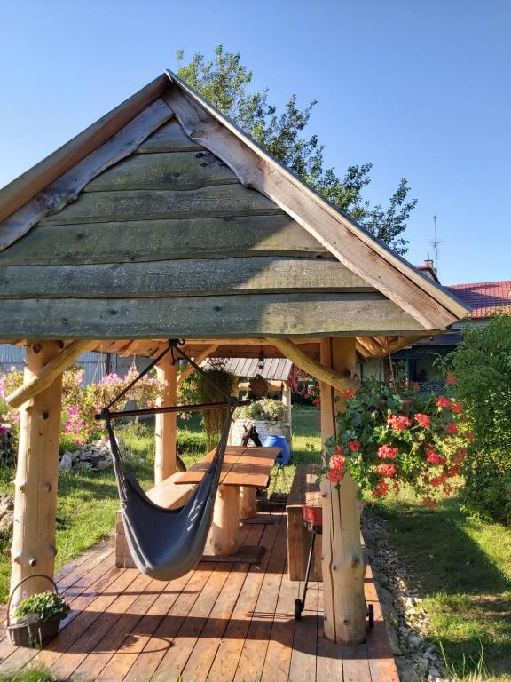 波萊耶的住宿－Parkowe Ranczo，花园内带吊床的凉亭