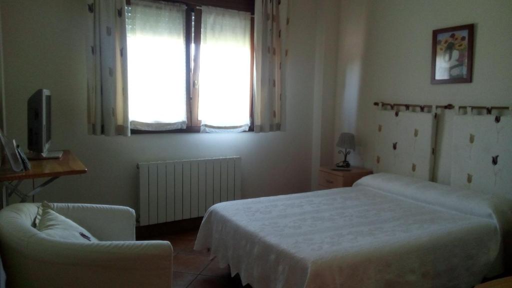 A bed or beds in a room at Pension zelaigane