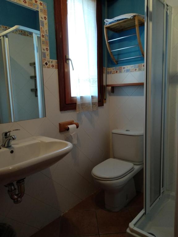 A bathroom at Pension zelaigane