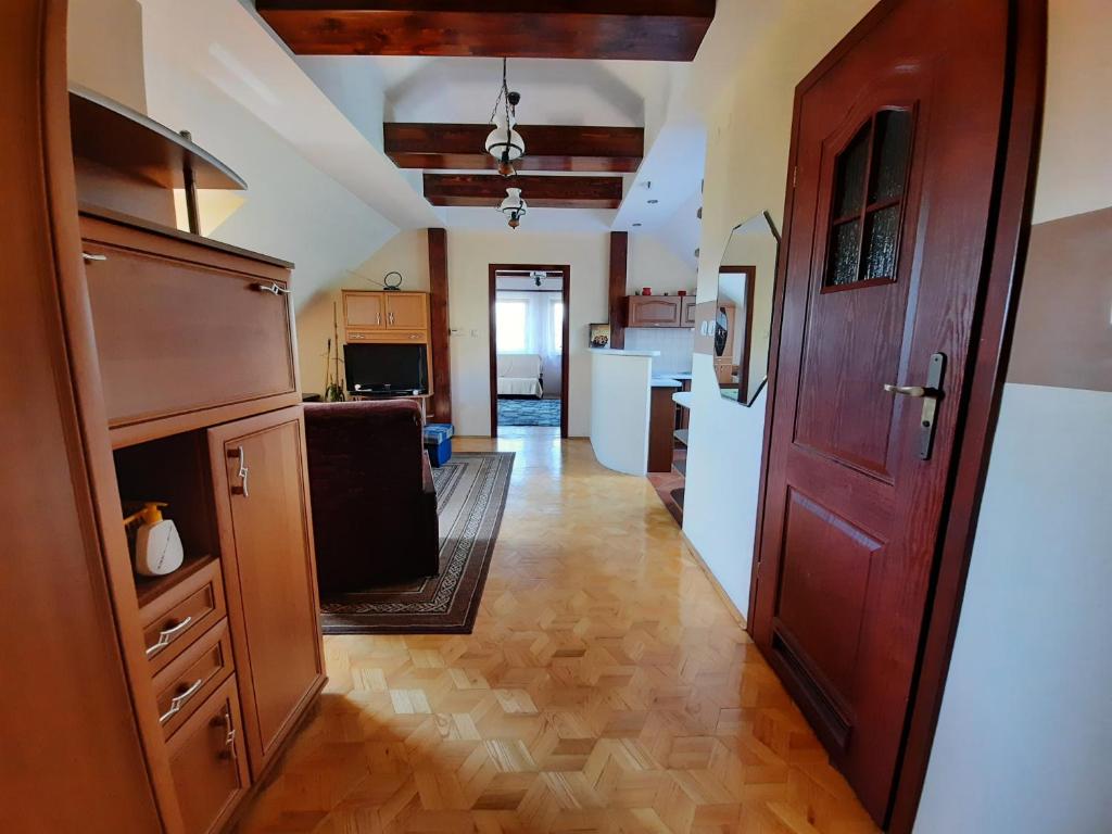 a hallway with a kitchen and a door to a room at Noclegi w Księgarni in Bielsko-Biała