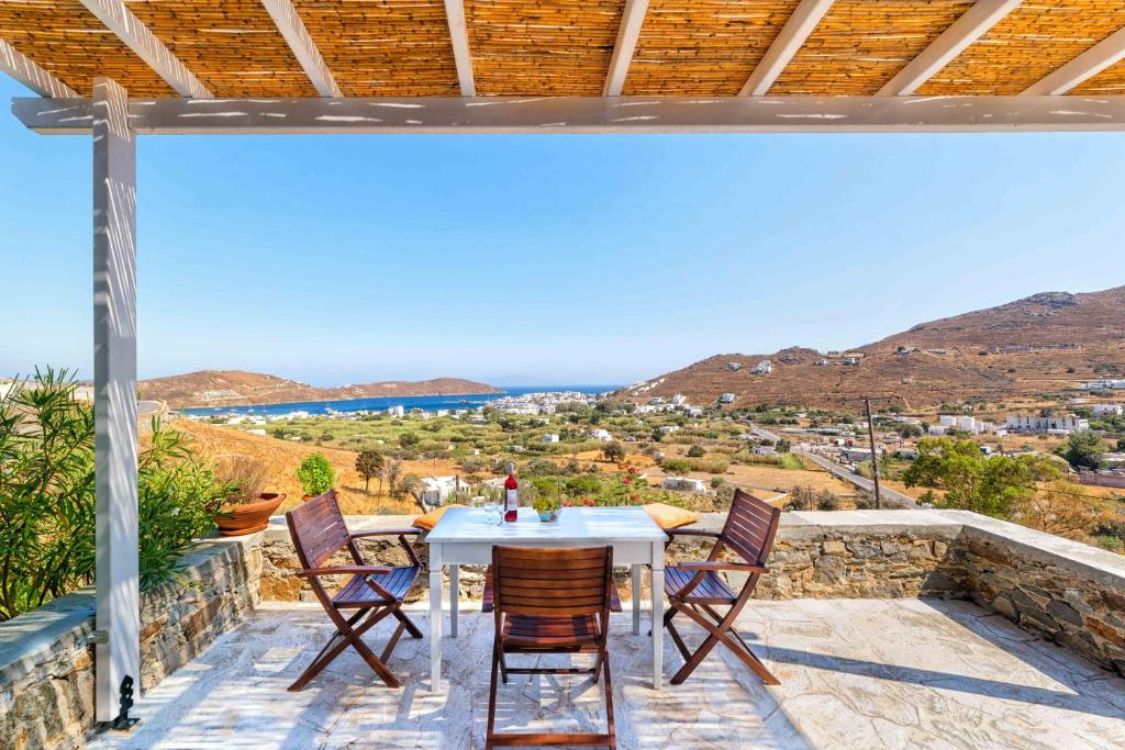 una mesa y sillas en el balcón de una casa en Sea View Villa Serifos Island, en Serifos Chora