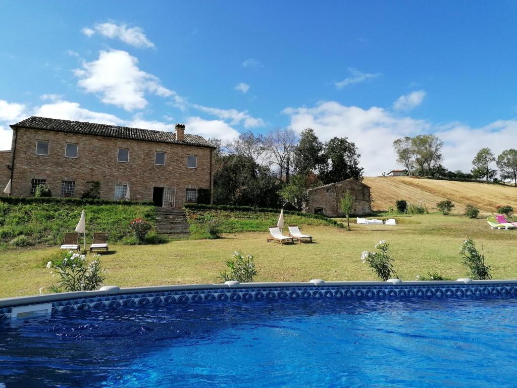 una piscina frente a una casa en Il Giardino nella Valle, en Belvedere Ostrense