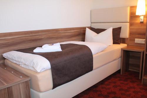 Postel nebo postele na pokoji v ubytování Hotel Goldener Hirsch
