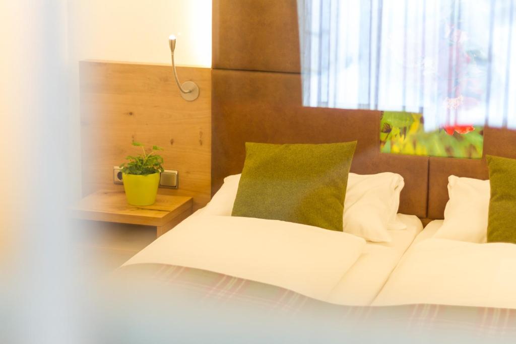 Postel nebo postele na pokoji v ubytování Kienle - das Kräuterhotel