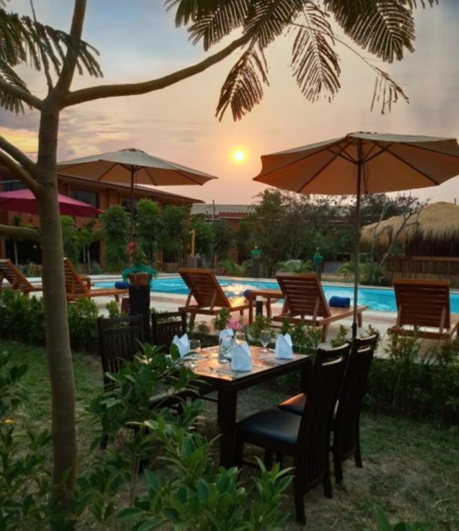 Bazén v ubytování Acacia Hotel Bagan nebo v jeho okolí