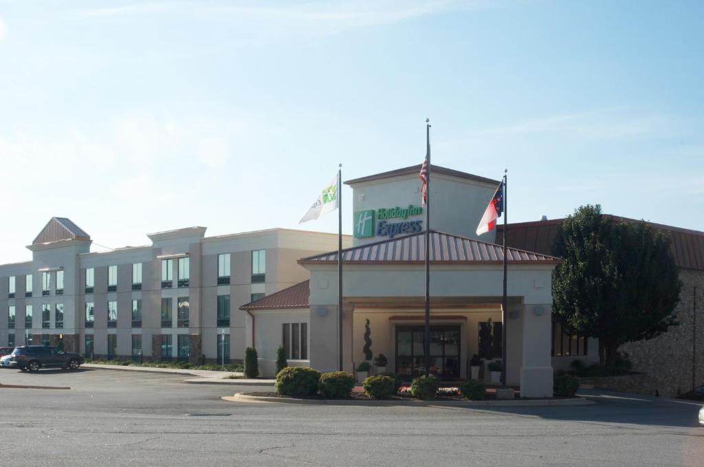 un hotel con un cartel en la parte superior de un edificio en Holiday Inn Express Hickory - Hickory Mart, an IHG Hotel, en Hickory