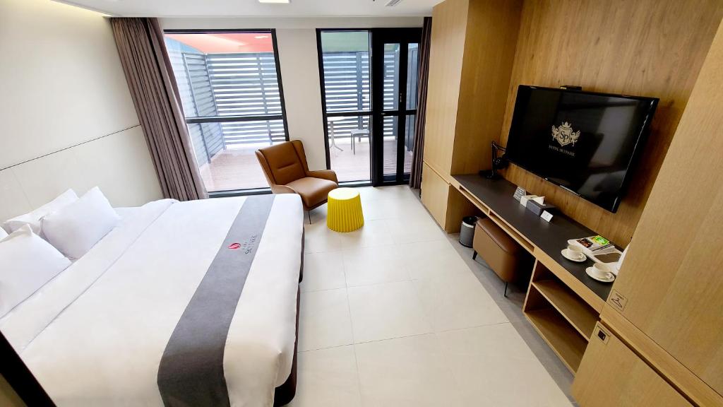 Televiisor ja/või meelelahutuskeskus majutusasutuses Hotel Skypark DaejeonⅠ