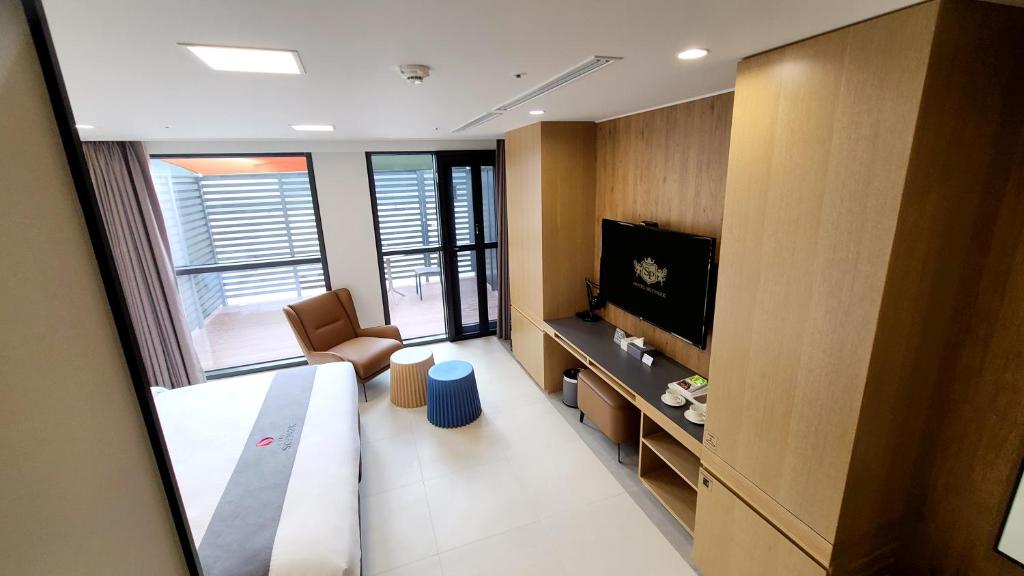 Televiisor ja/või meelelahutuskeskus majutusasutuses Hotel Skypark DaejeonⅠ