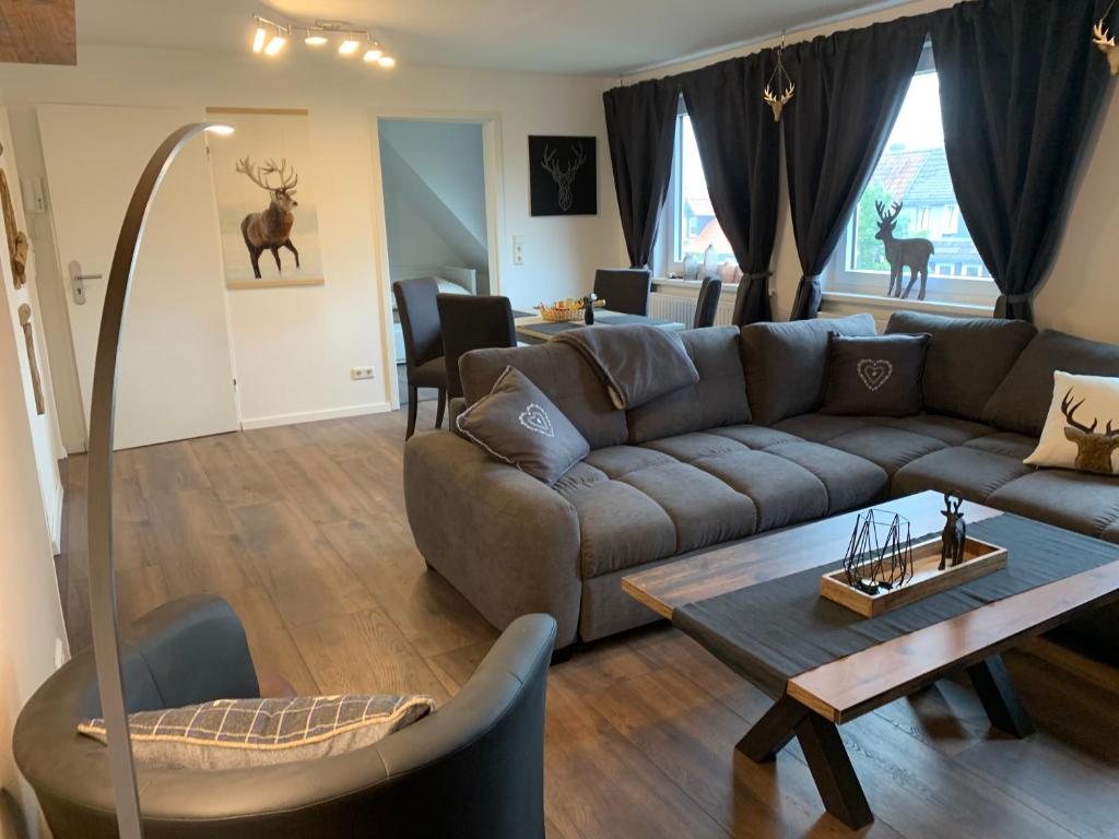 ein Wohnzimmer mit einem Sofa und einem Tisch in der Unterkunft Harzstübl25 in Sankt Andreasberg