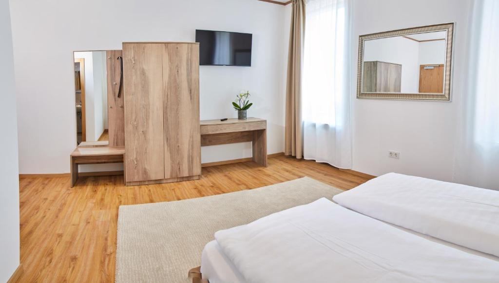 Postel nebo postele na pokoji v ubytování Lothringer Hof
