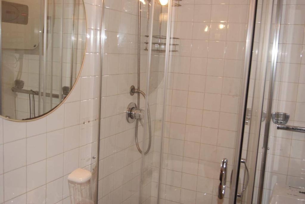 łazienka z prysznicem i szklanymi drzwiami w obiekcie Giada Home w mieście Bari