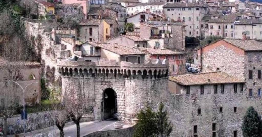 un edificio con un túnel en medio de una ciudad en La Terrazza sul Borgo, en Narni