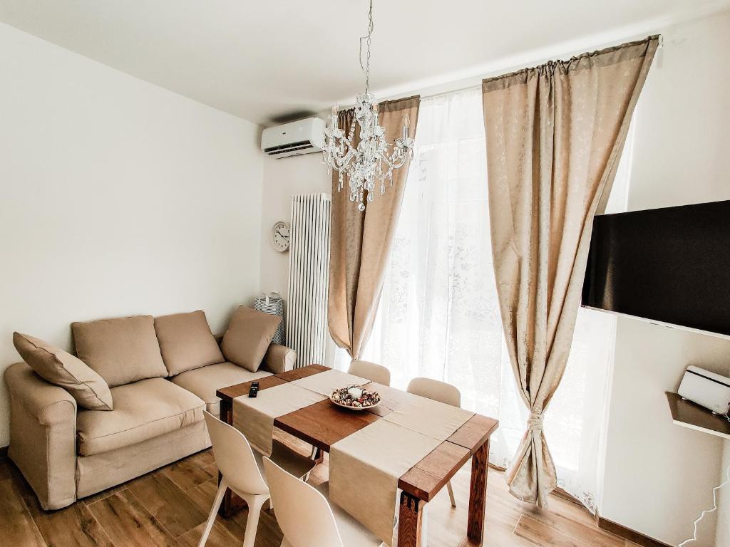 un soggiorno con tavolo e divano di Appartamento Stefano Laudi a Porto SantʼElpidio