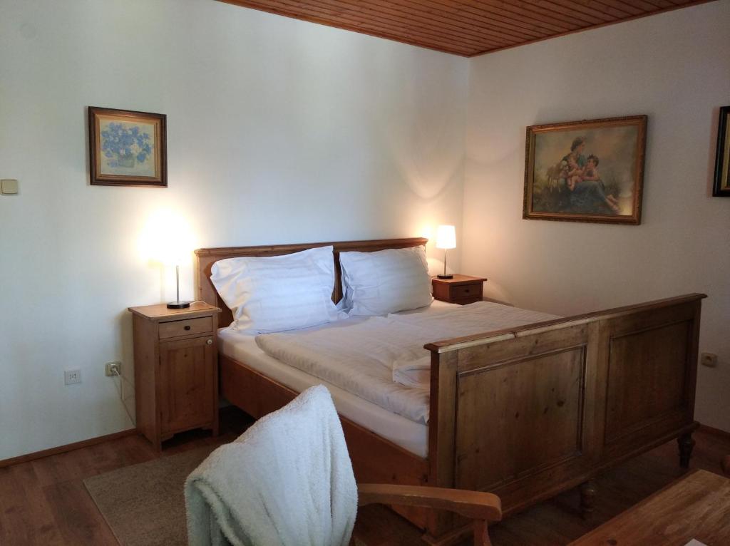 Łóżko lub łóżka w pokoju w obiekcie Hotel v Nebi