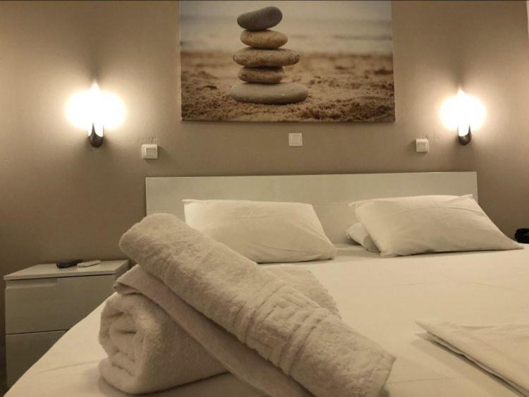 Postel nebo postele na pokoji v ubytování Akrogiali Hotel