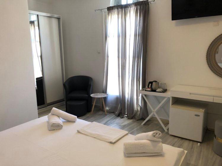 Postel nebo postele na pokoji v ubytování Akrogiali Hotel
