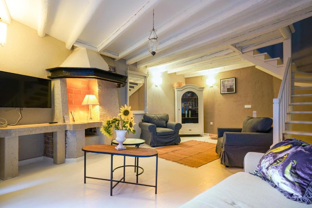 sala de estar con sofá y chimenea en Deluxe Apartment Casa Flores with Sea View & Terrace, en Rovinj