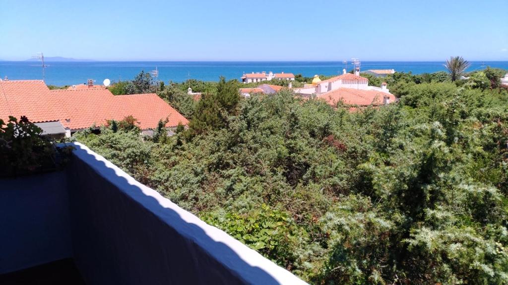 uitzicht op een stad met bomen en huizen bij I Ginepri Holiday Home in Marina di Sorso